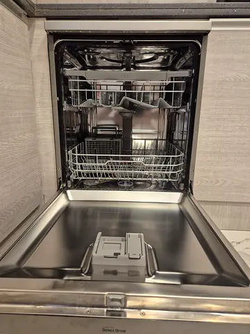 LG QuadWash 14-Place Settings Freestanding Dishwasher (DFB512FP) in platinum silver