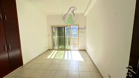 شقة 3 غرف وصالة في التعاون، واسعة وتضم 4 حمامات، غرفة خادمة ماستر، بلكونة، وموقف مجاني. مرافق متكاملة تشمل جيم ومسبح.