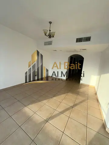 شقة حديثة غرفتين وصالة مع بلكونة للإيجار السنوي في المجاز 2 بالشارقة – إطلالة مفتوحة، تكييف مركزي مجاني على المالك، جيم مجاني، بناية جديدة ونظيفة جدًا