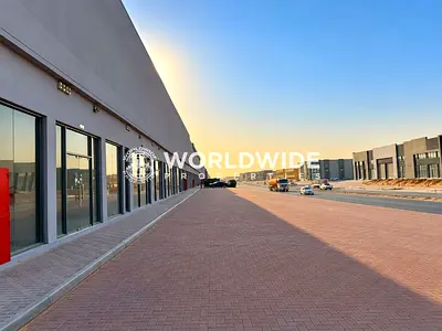 معرض للإيجار يطل على الشارع الرئيسي بمساحة 1200 قدم مربع – المنطقة الصناعية في أم القيوين – قدرة كهربائية 20 كيلوواط وموقع بارز – 80,000 درهم إماراتي.