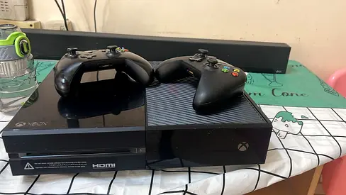 Xbox One original console with 2 wireless controllers - good working condition