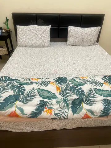 King size bed with mattress for sale in Al barsha 1