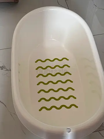 Simple plastic baby bathtub with non-slip base