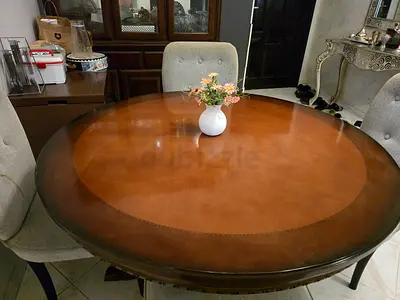 Solid round wooden dining table - good condition With 4 chairs
