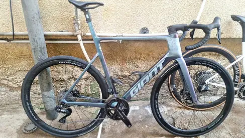 Giant road bike - full carbon frame, race ready