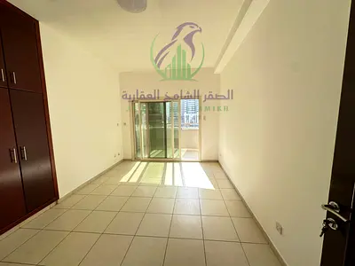 شقة ثلاث غرف وصالة للإيجار السنوي في التعاون الشارقة بأربع حمامات وغرفة خادمة ماستر وبلكونة وباركينغ مجاني