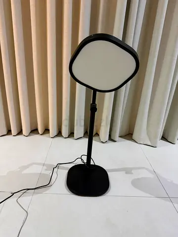 Set of 2 studio lights - worth 1400 aed