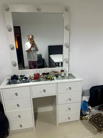 White Hollywood Makeup Vanity Table with Lighted Mirror & 9 Drawers - 900 AED negotiable