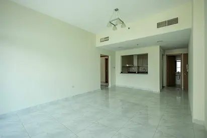 SPACIOUS & WELL MAINTAINED APT - FAMILY BLDG