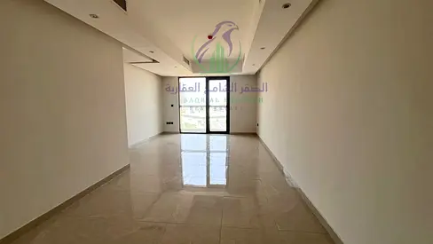 شقة غرفتين وصالة للإيجار في التعاون الشارقة، غرفتان ماستر، بلكونة، خزائن بالحائط وإطلالات بانورامية، ثاني ساكن ودفع 4 أو 6 دفعات