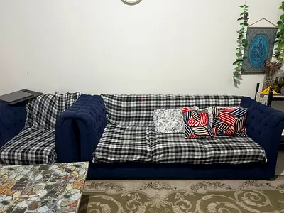 Blue tufted 6 seater sofa in good condition