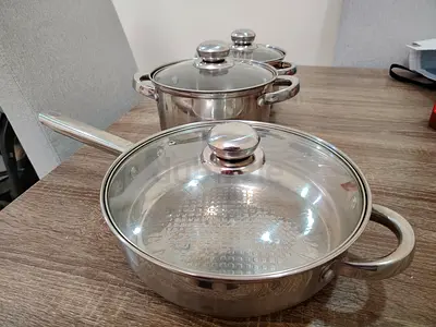 Stainless Steel Cookware Set (3 pieces) with Glass Lids - Good Conditionl