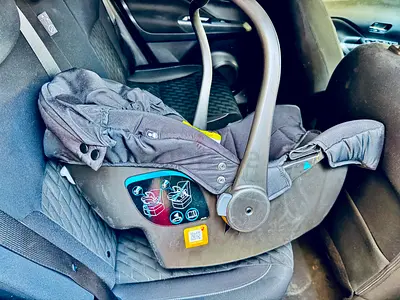 Used Infant Car Seat (rear-facing) with Carry Handle