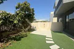 4 Bed Villa with Private Garden, Road View