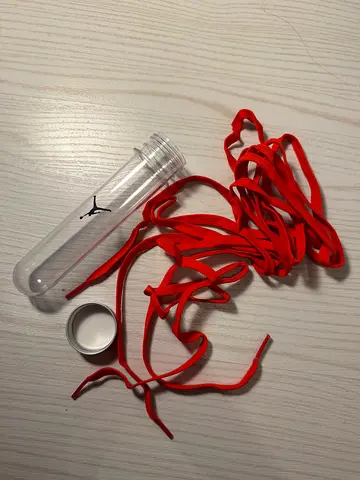 Bundle of red shoelaces (long)