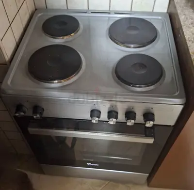 Used freestanding electric cooker with 4 hotplates and oven - good working condition