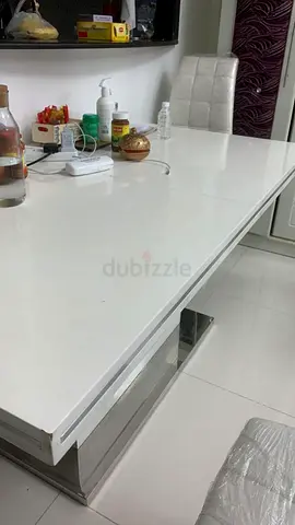 Extendable 6 seater dining table