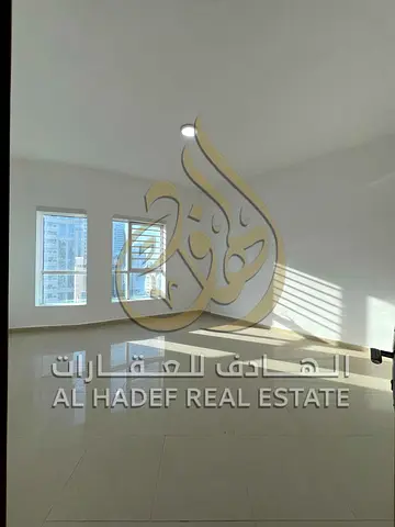 متاحة للإيجار في منطقة القصباء بالشارقة شقة مميزة مكونة من 3 غرف وصالة، تتمتع بإطلالة على القصباء باركن مجاني للسيارة.