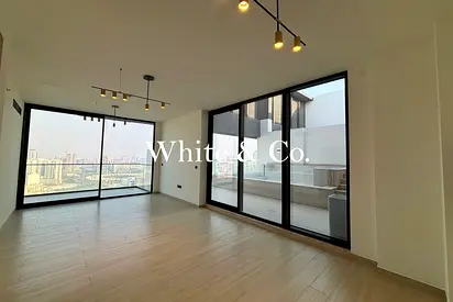 Penthouse | Pool | Closed Kitchen |Vacant