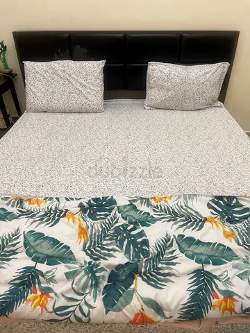 King size bed with mattress for sale in Al barsha 1