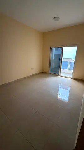 للإيجار السنوي | غرفة وصالة بالجرف 3 بالقرب من مخرج دبي | مطبخ مغلق وبلكونة | 28,000 درهم