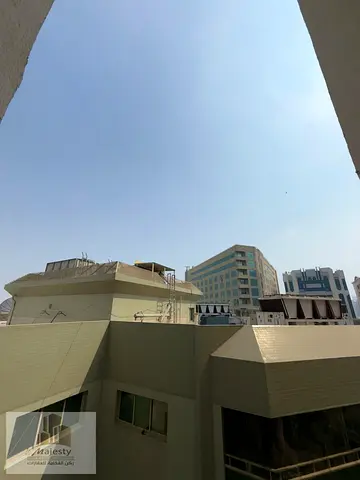 شقة للبيع في امارة الشارقة منطقة المجاز 2 مقابل حديقة المجاز مباشرة المساحة 1100 موقع مميز جدًا مقابل حديقة المجاز مباشرة، وقريب من جميع الخدمات