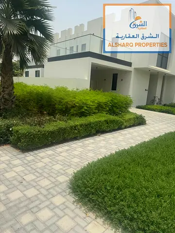 4 master bedrooms, maid's room, storage room, garden, swimming pool, high-end (super deluxe) finishing, large indoor parking, utilities (electricity a