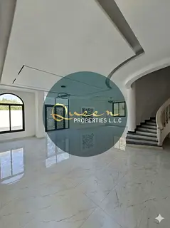 Large space / Prime and vibrant location / Close to services and amenities