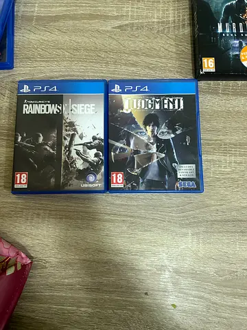 Lot of 2 PS4 Games: Resident Evil 7 & Rainbow Six Siege (PS4) - Good Condition