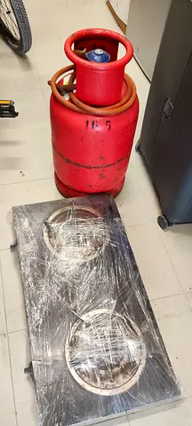 Gas cylinder with regulater and half free gas