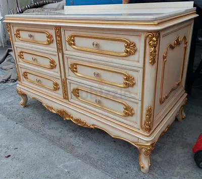 Chest of drawers