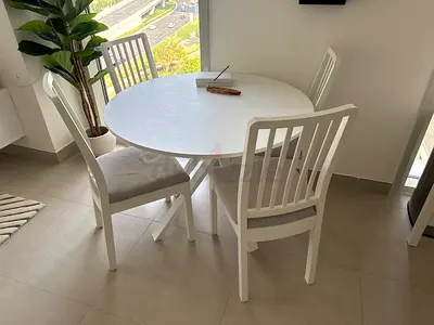 White round dining table with 4 matching chairs - good condition