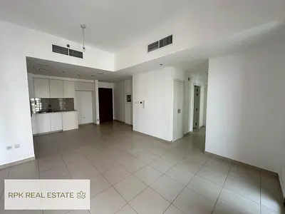 Community Living | Prime Location | 8 Cheques