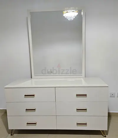 White 6-Drawer Dresser with Mirror - Modern Finish