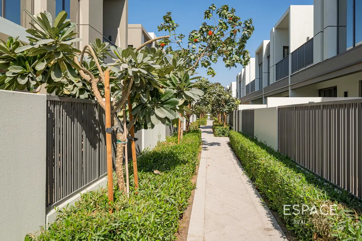 Close to Pool and Park - Great Location