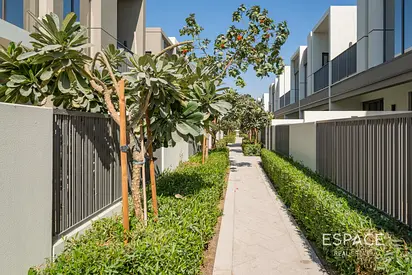 Close to Pool and Park - Great Location