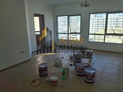 شقة واسعة من غرفتين وصالة وبالكون للإيجار السنوي في المجاز 2 عند مخرج دبي مباشرة، مع تكييف مركزي مجاني على المالك وجيم مجاني وحمامين، ضمن بناية عائلات