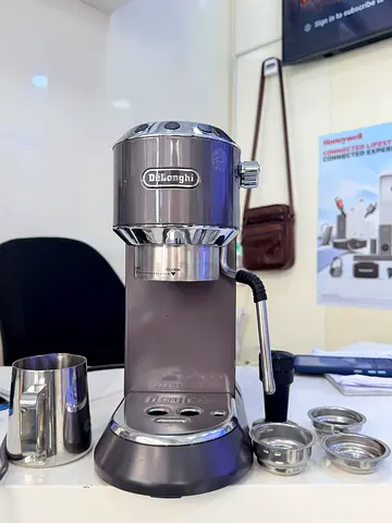 De'Longhi Espresso Machine with Milk Frother - Good Condition - EC885