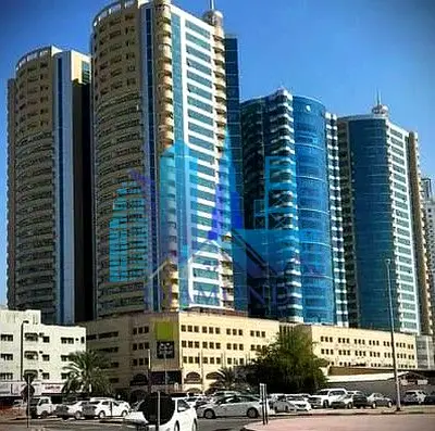 شقة غرفة وصالة للإيجار، مع إطلالة جميلة على الحديقة وموقف سيارات مخصص.