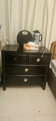 Dark wood 4-drawer chest / bedside cabinet - good condition