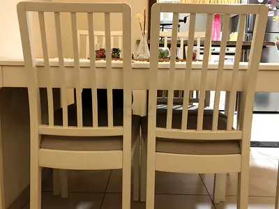 Urgent sale : 4 chairs + expandable dining table