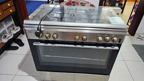 AKAI freestanding gas oven and stove, 5-burner, used good condition.