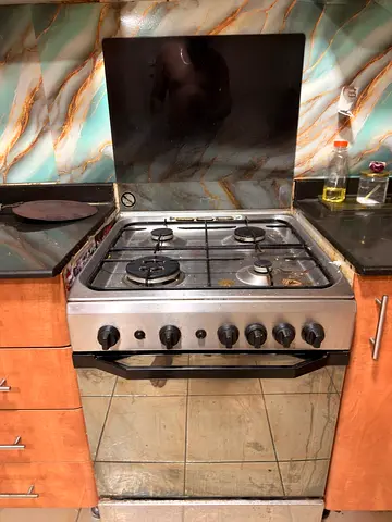 Used freestanding gas oven and stove, 4-burner, good working condition