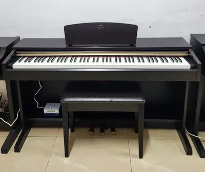 The Yamaha Arius YDP-160 is a classic home console digital piano. It features 88 weighted keys