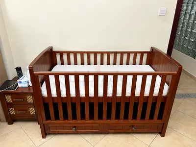 Solid Wood Baby Crib with Under-Storage Drawers - Good Condition (dismantled and easy to be moved)