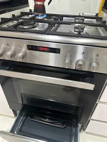 Stainless steel Siemens gas & electric  oven and 4-burner hob perfect working condition.