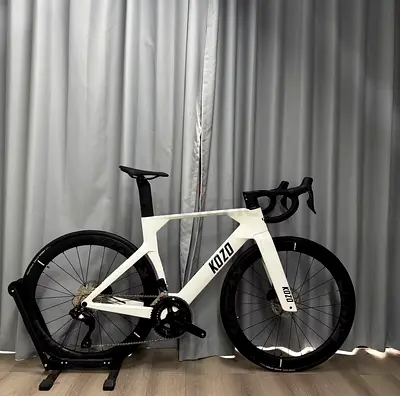 Road bike front end with aero handlebars and deep carbon wheel