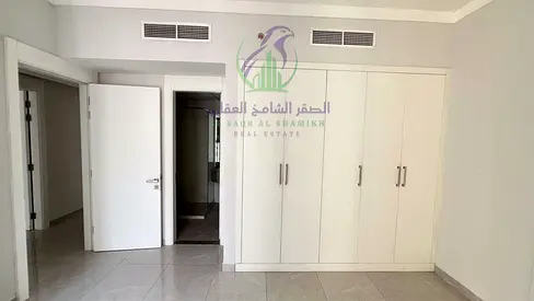 شقة غرفتين وصالة للايجار السنوي في منطقة التعاون الشارقة تاني ساكن بلكونة اطلالة مفتوحة خزائن بالحائط مساحة واسعة تشطيب حديث موقع متميز