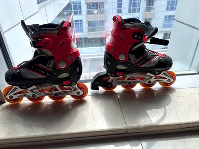 Red adjustable inline rollerblades - size adjustable(37-40), good condition