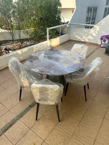 Dining table with chairs, selling only price of 800 full set